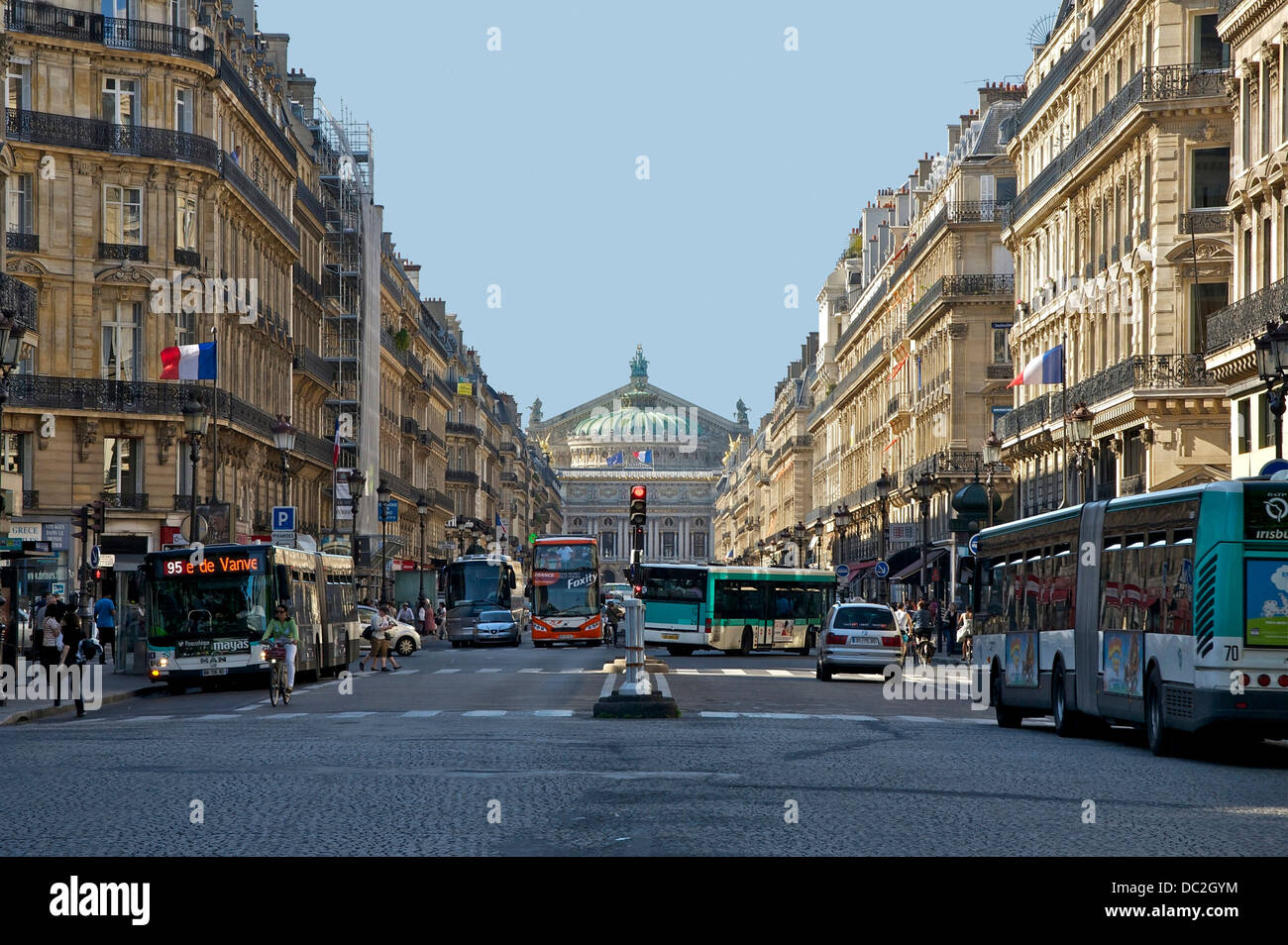 Avenue de l'Opéra è una strada principale di Parigi che conduce alla famosa Opéra Garnier. E' conosciuto per la sua grandiosa architettura e l'atmosfera vivace, che lo rende una delle strade iconiche nel cuore di Parigi. Foto Stock