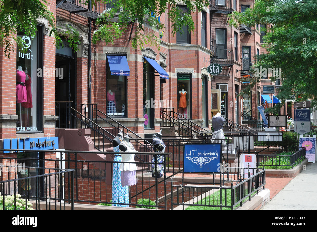 Newbury Street, Boston scena con vetrine del negozio Foto Stock