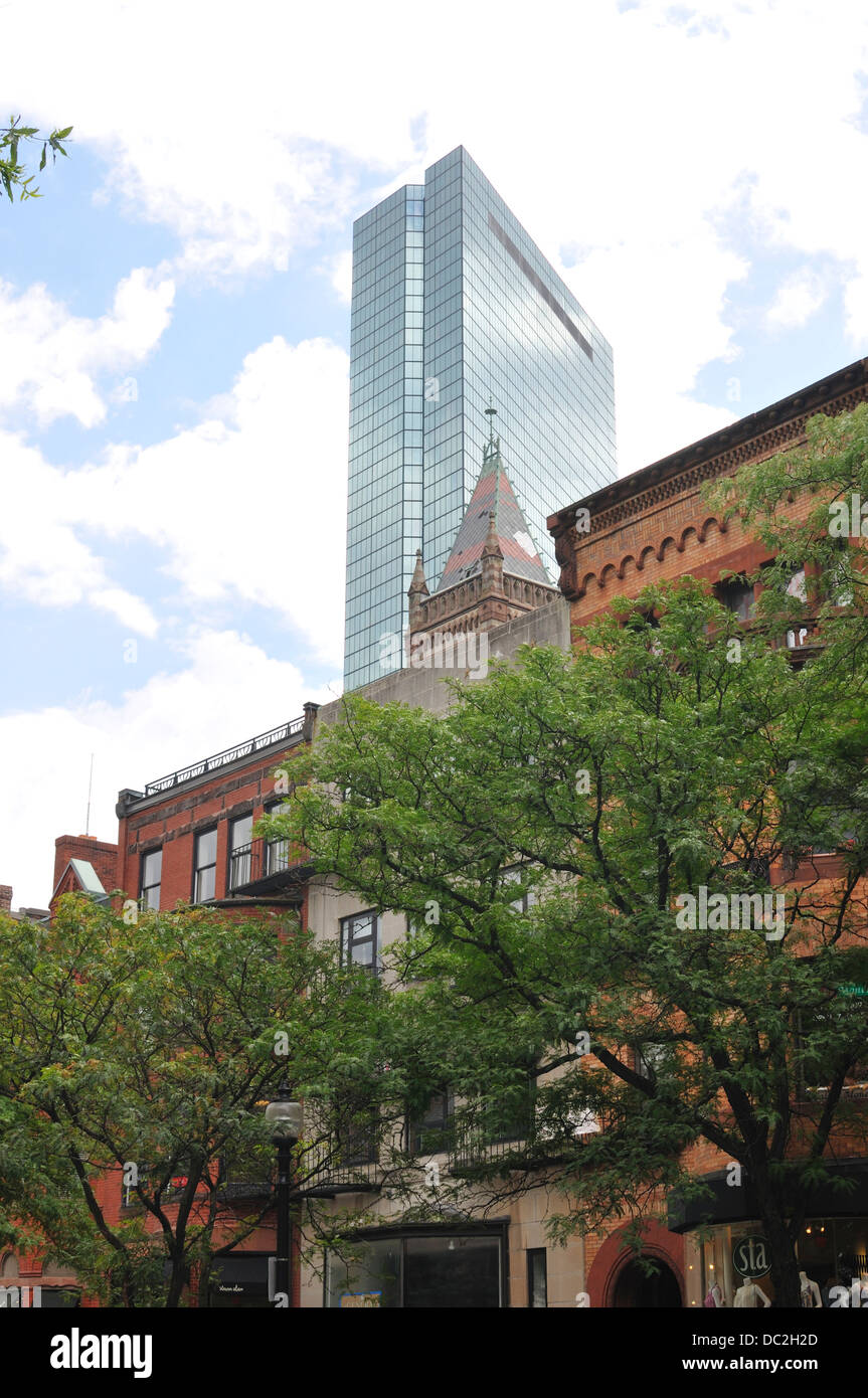 Vista della Torre di John Hancock da Newbury Street area dello shopping Back Bay di Boston MA. Stati Uniti d'America Foto Stock