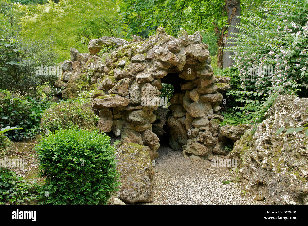 Una grotta artificiale, giardino di Château de Monte Cristo, Le Port-Marly, Yvelines, Francia. Foto Stock