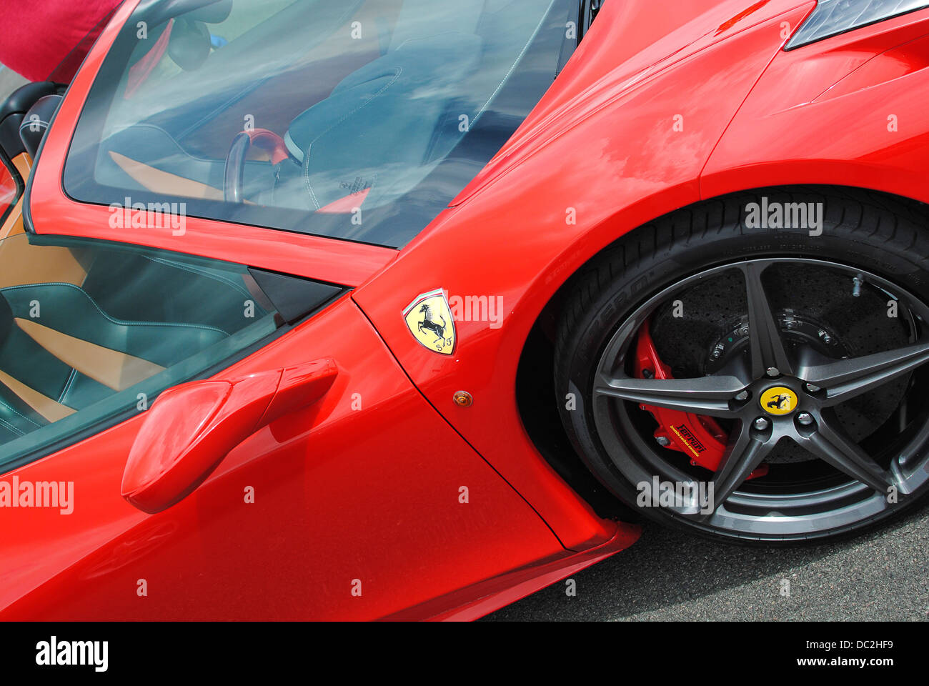 Al di fuori di colpo di un Rosso Ferrari 348 auto da strada Foto Stock