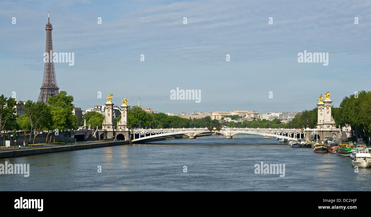 Pont Alexandre III & Torre Eiffel, dal Pont de la Concorde a Parigi, Francia. Foto Stock