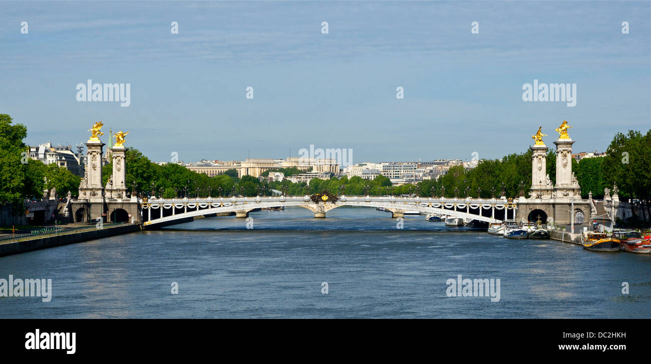 Pont Alexandre III a Parigi, Francia, dal Pont de la Concorde. Foto Stock