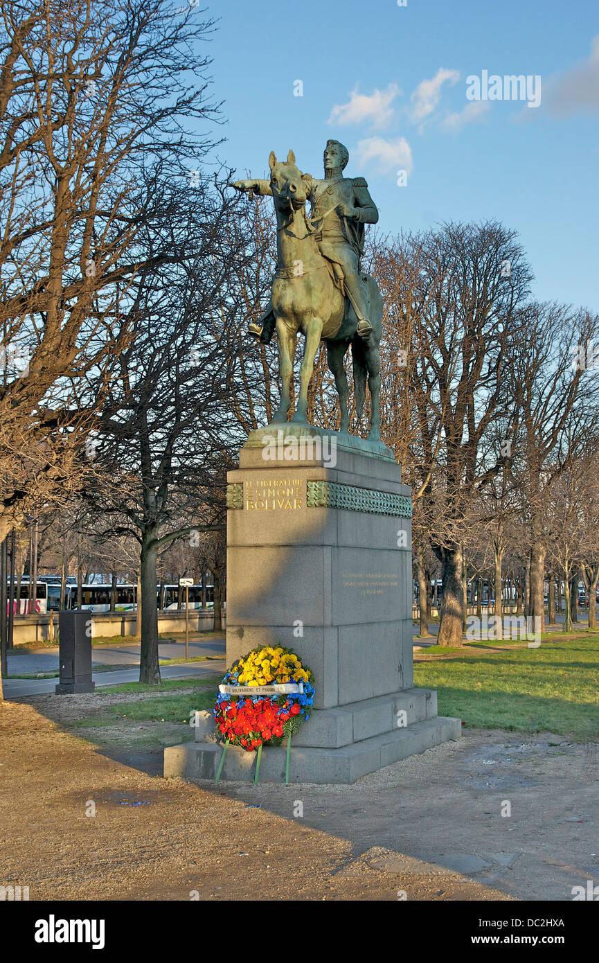 Statua equestre di Simon Bolivar a Parigi. Luce della Sera. Foto Stock