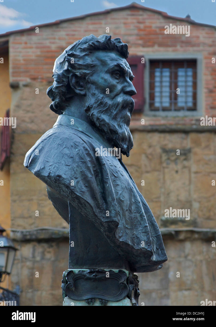 Busto di Benvenutto Cellini, vista laterale, da Raffaello Romanelli (1901), al centro del Ponte Vecchio, Firenze, Italia. A Ben Foto Stock