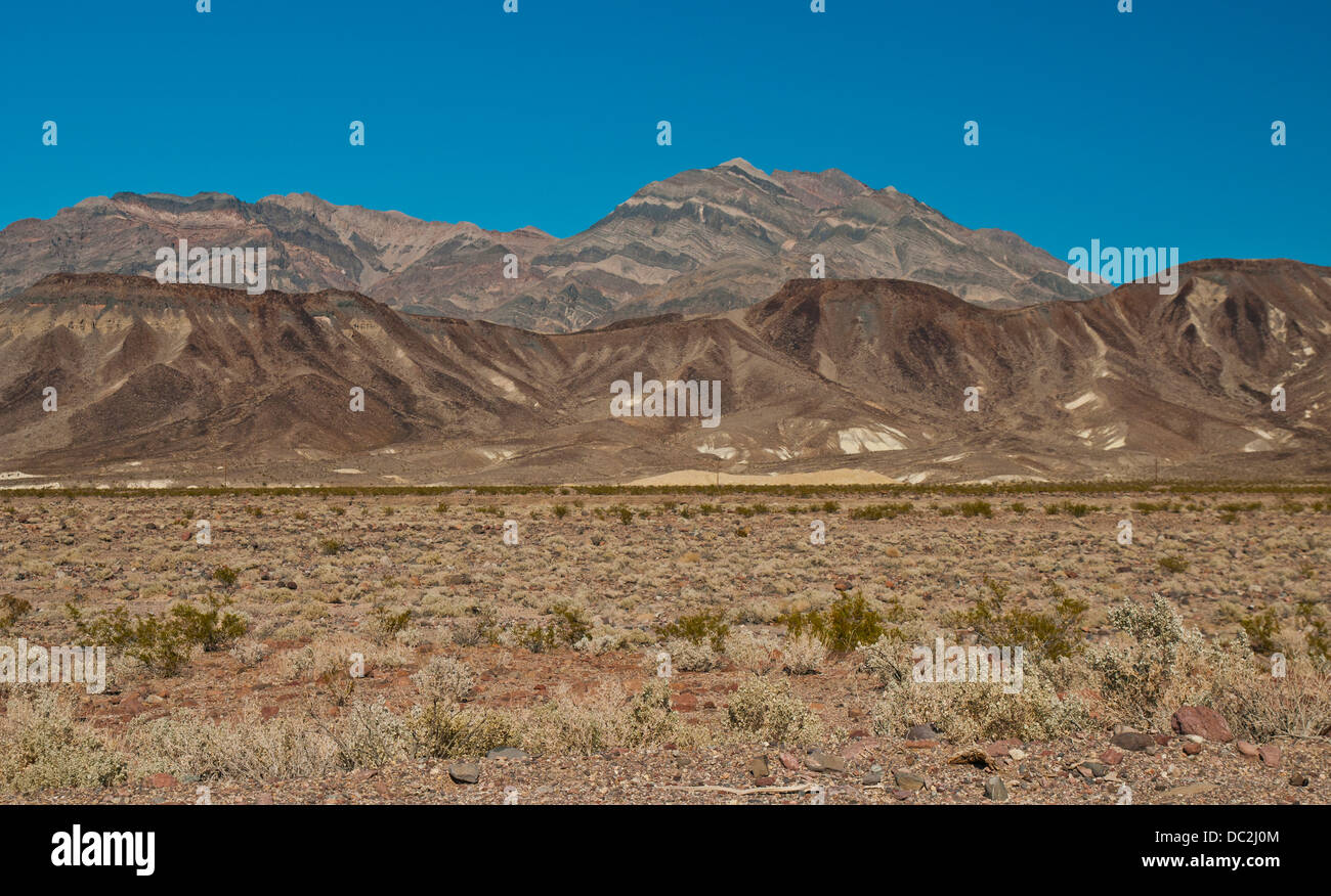 Artista della tavolozza nella Death Valley California,senza nuvole e cielo blu Foto Stock