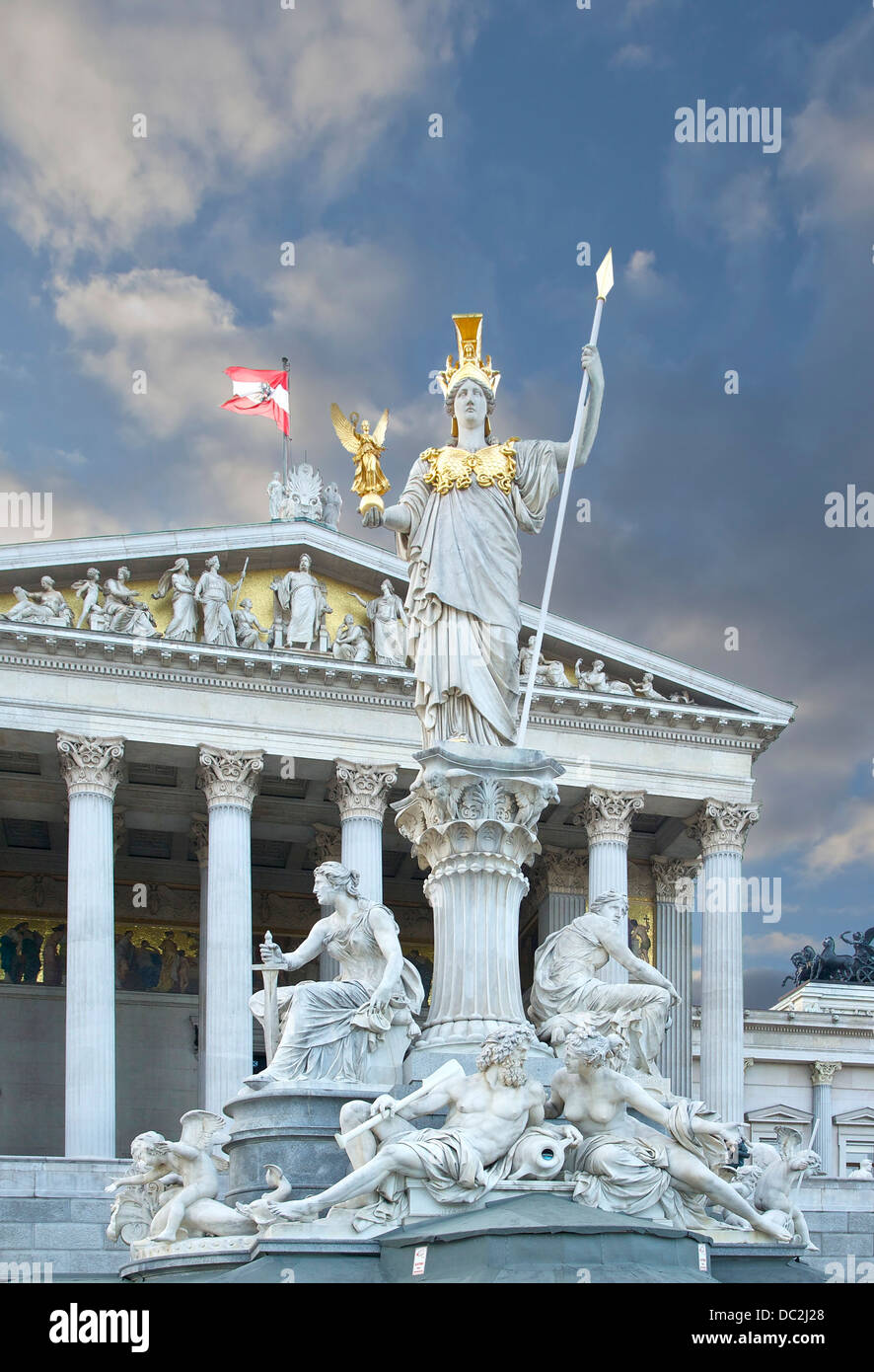 Athena Pallas statua, di fronte al palazzo del parlamento di Vienna, Austria. Foto Stock