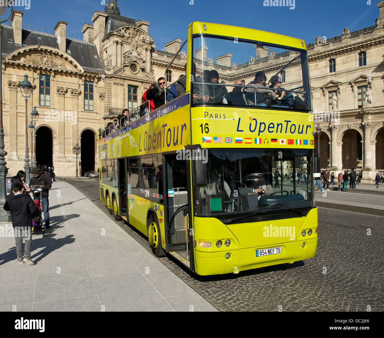 Un turista double-decker bus di fronte al Louvre di Parigi Foto Stock