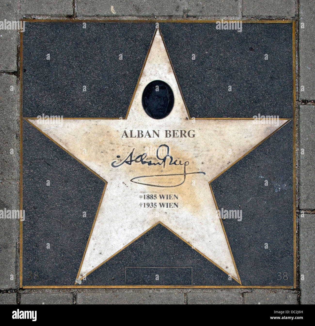 La stella di Alban Berg a terra di fronte all'Opera di Stato di Vienna, Austria Foto Stock