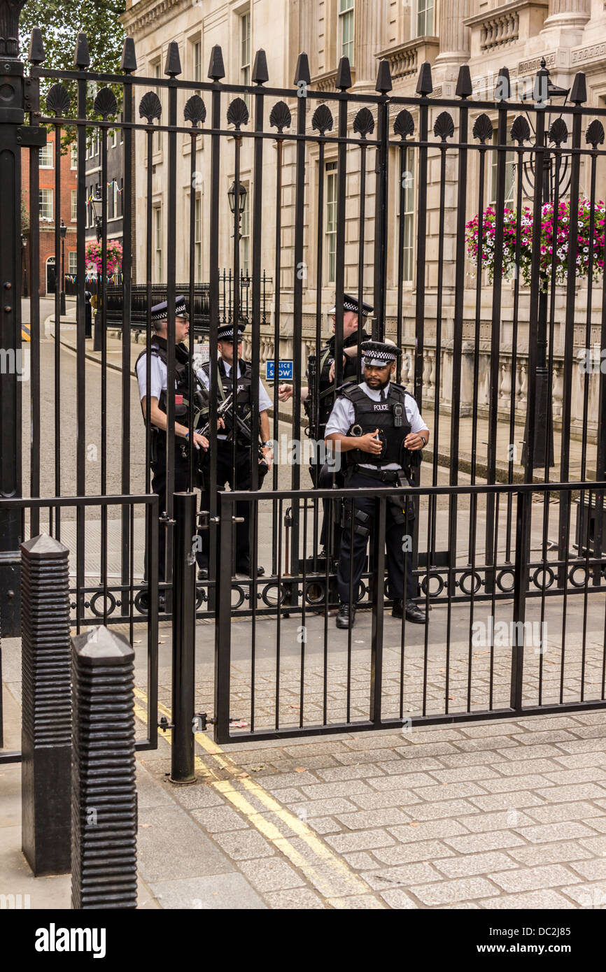 Il numero 10 di Downing Street cancello di sicurezza Foto Stock
