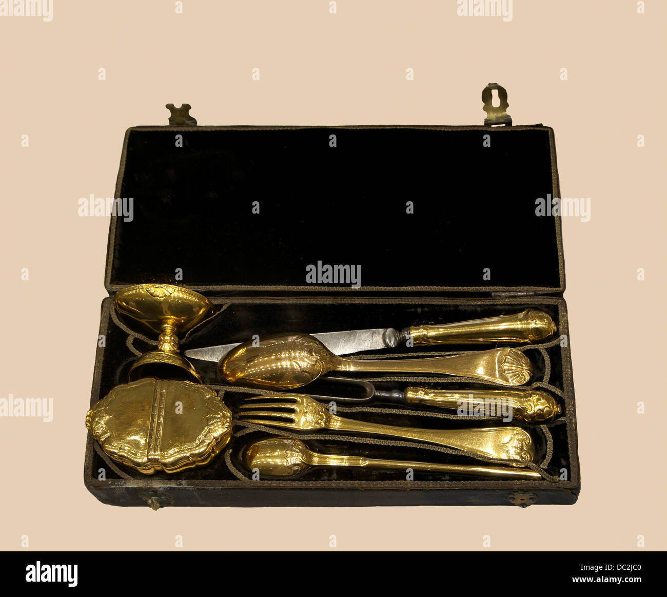 Personal set di posate dell'imperatrice Maria Teresa. Oro, lama in acciaio, pelle e velluto box. Foto Stock