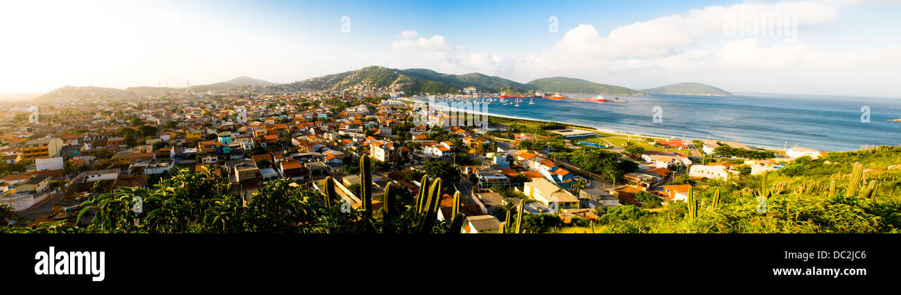 Vista dall'alto da Arraial do Cabo città, porto, Praia do Forno Beach, Rio de Janeiro a riva, Brasile Foto Stock