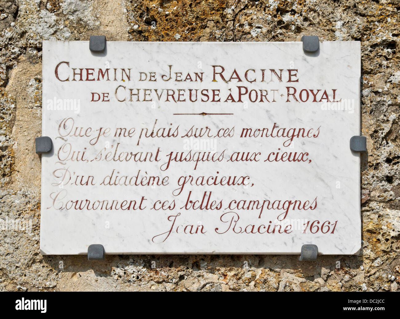 Placca in omaggio a Jean Racine, con alcune rime di lui, pareti del château de la Madeleine, Chevreuse, Yvelines, Francia. Foto Stock