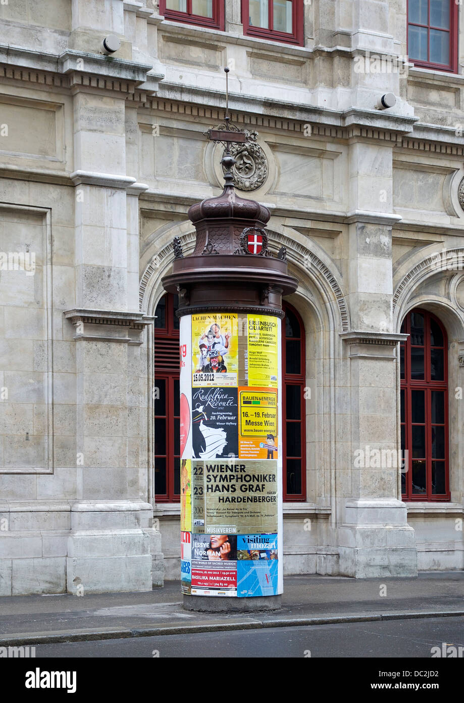 Una pubblicità di colonna, vicino all'Opera di Stato di Vienna, Austria. Foto Stock