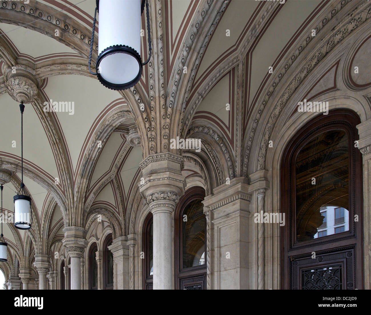 Revival gotico galleria, entrata dell'Opera di Stato di Vienna, Austria. Foto Stock