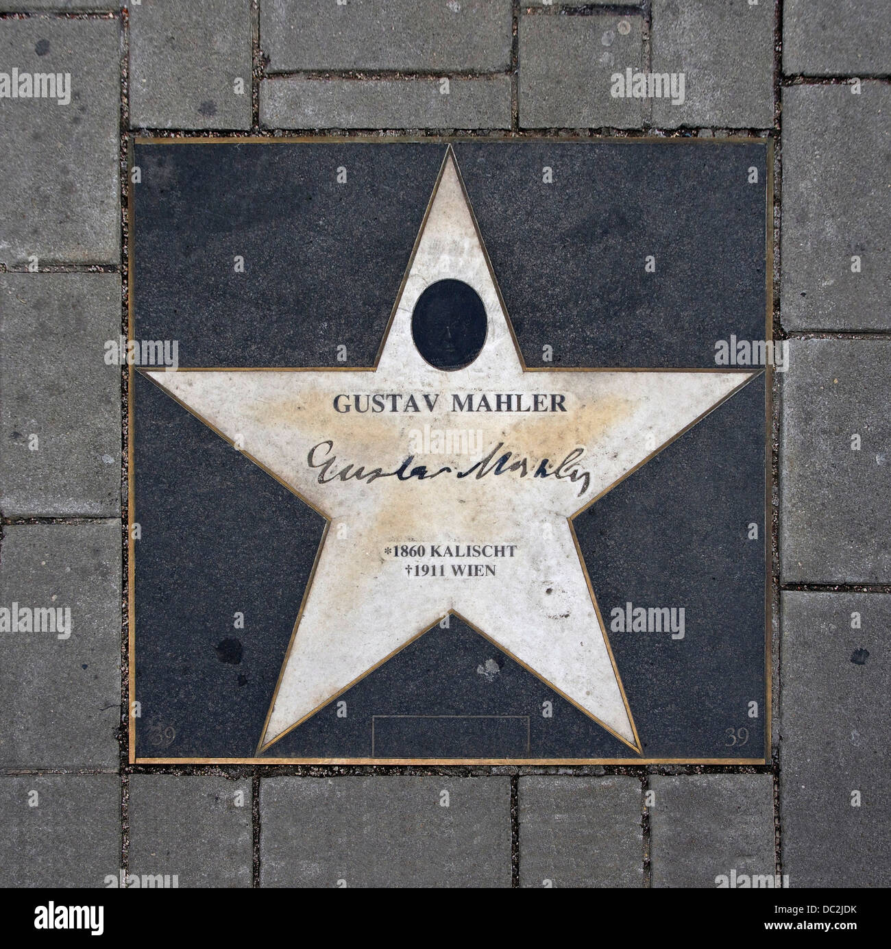 La stella di Gustav Mahler, sul terreno di fronte all'Opera di Stato di Vienna, Austria. Foto Stock