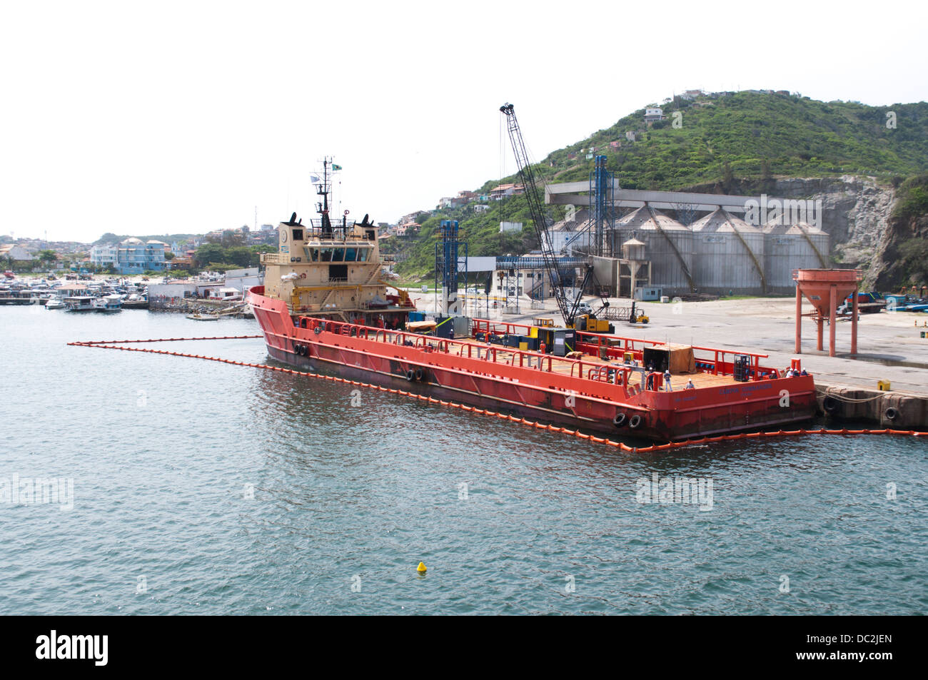 Fornitura navi ancorate a Arraial do Cabo Porto di Rio de Janeiro in Brasile per ricaricare/offload. Foto Stock