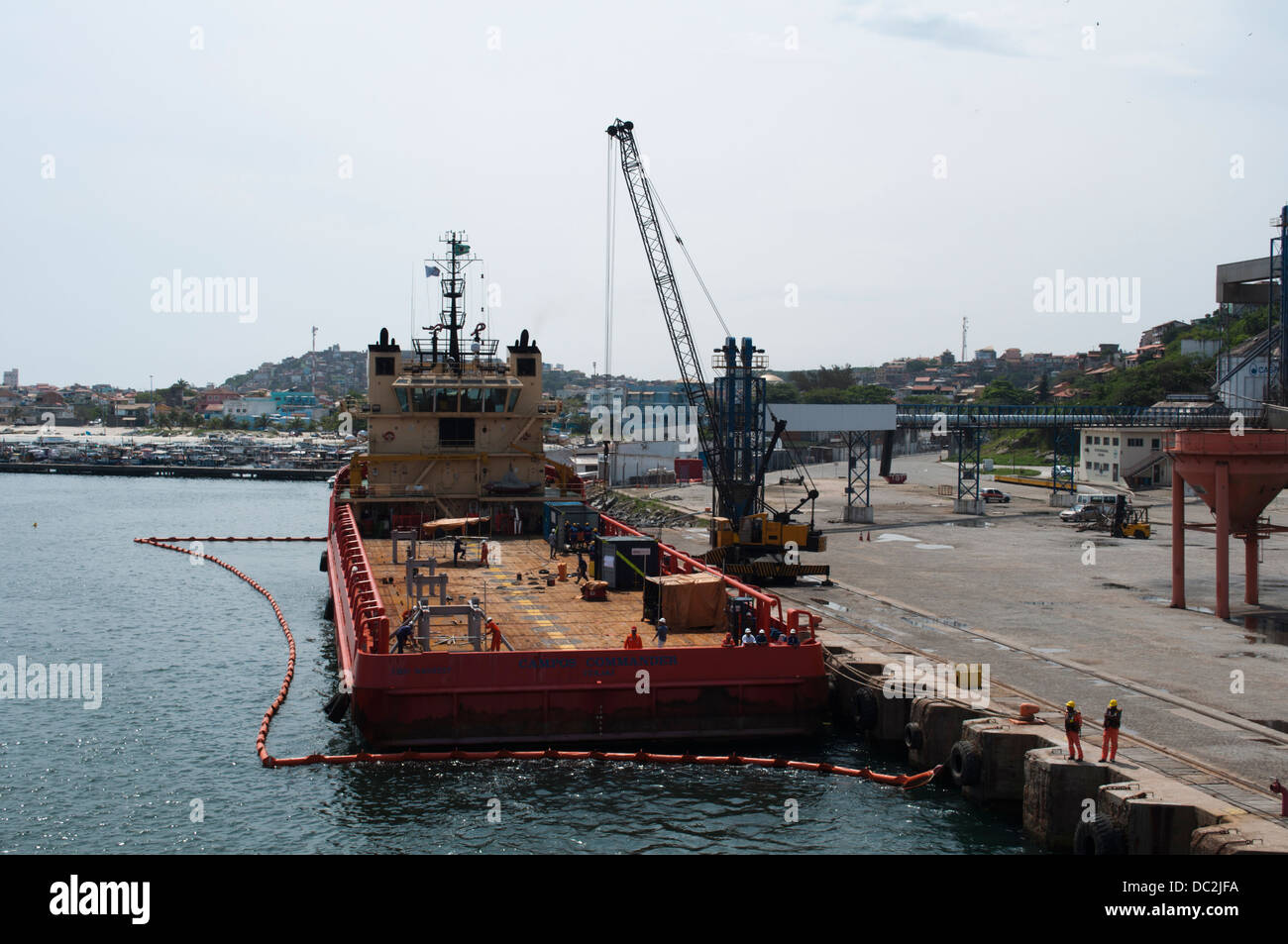 Fornitura navi ancorate a Arraial do Cabo Porto di Rio de Janeiro in Brasile per ricaricare/offload. Foto Stock