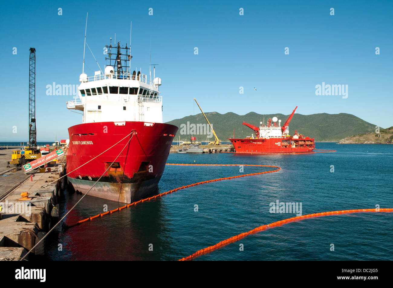 Fornitura navi ancorate a Arraial do Cabo Porto di Rio de Janeiro in Brasile per ricaricare/offload. Foto Stock