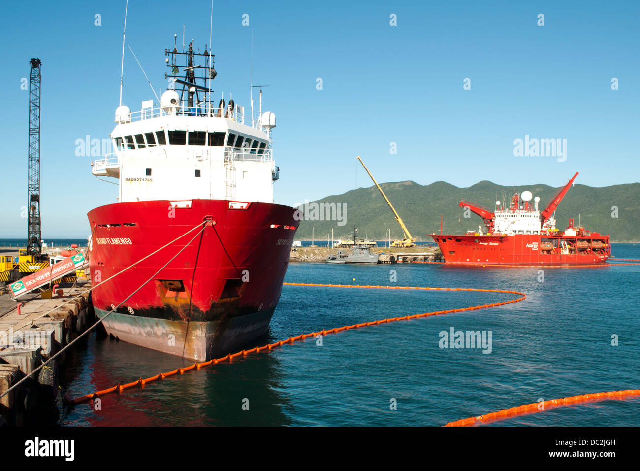 Fornitura navi ancorate a Arraial do Cabo Porto di Rio de Janeiro in Brasile per ricaricare/offload. Foto Stock