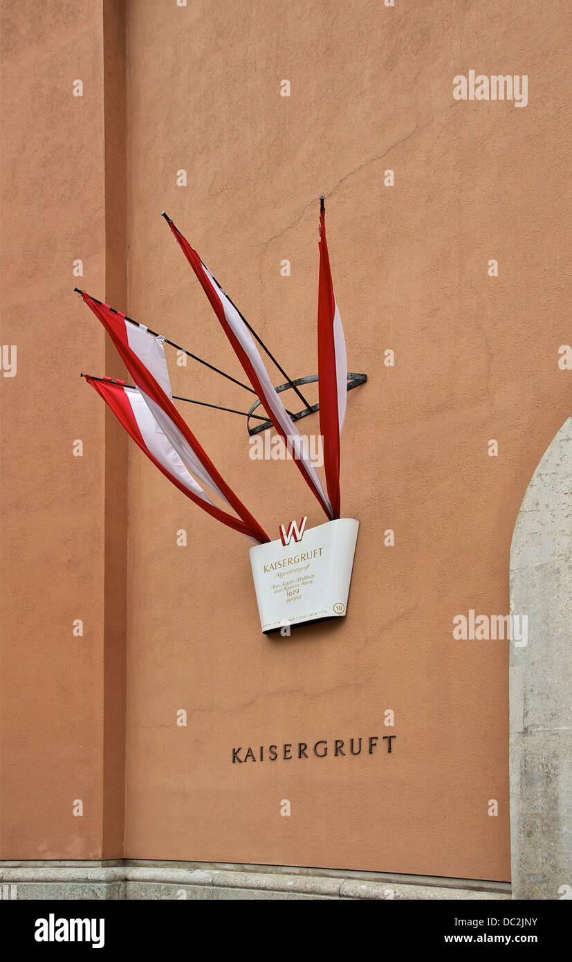Cartello e bandiere all'entrata del 'Kaisergruft' (cripta imperiale di Vienna in Austria. Foto Stock