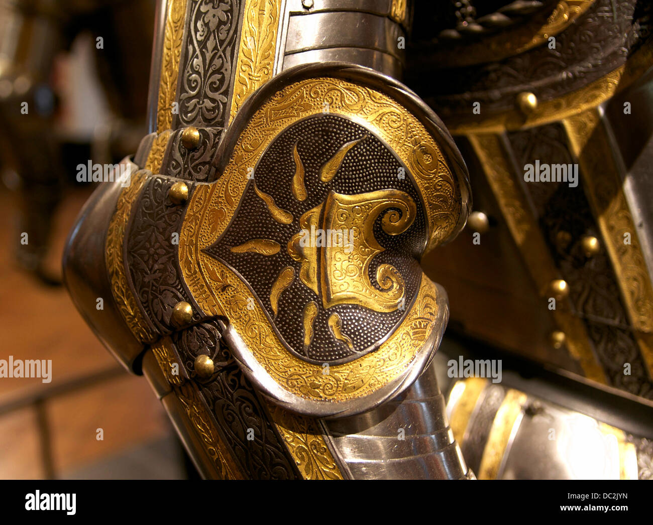 Couter di una corazza imperiale, decorato con il Firesteel, uno dei simboli della Casa degli Asburgo (vedere il Vello d'Oro Foto Stock