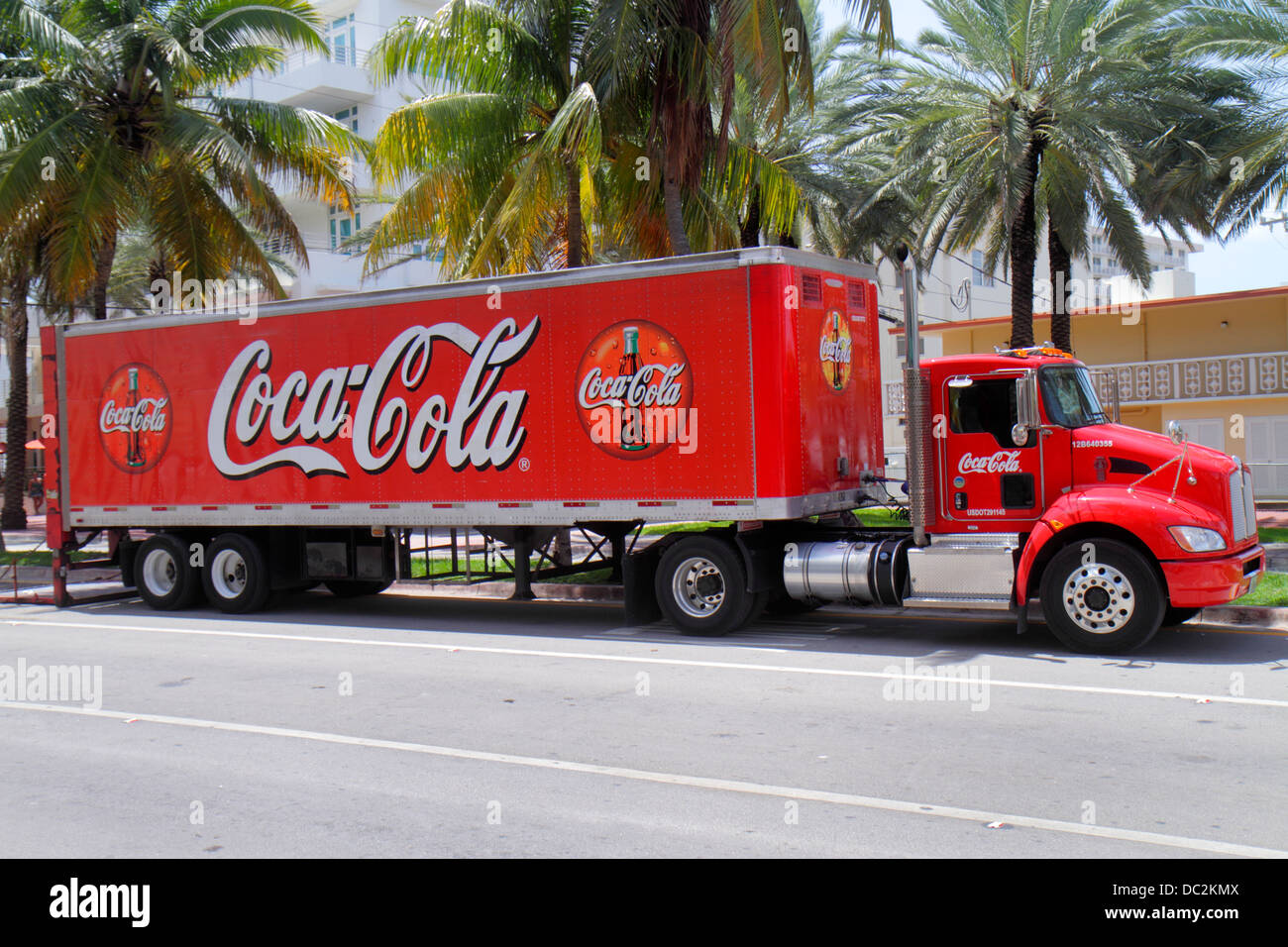 Miami Beach Florida,Fifth 5th Street,camion,camion,semirimorchio,Coca-Cola,consegna,cercando FL13031006 Foto Stock
