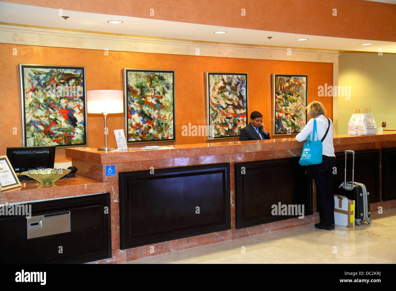 Florida Weston, Fort ft. Lauderdale,Bonaventure Resort & Spa,hotel,lobby,check-in alla reception prenotazione registrati,Black adult,ad Foto Stock