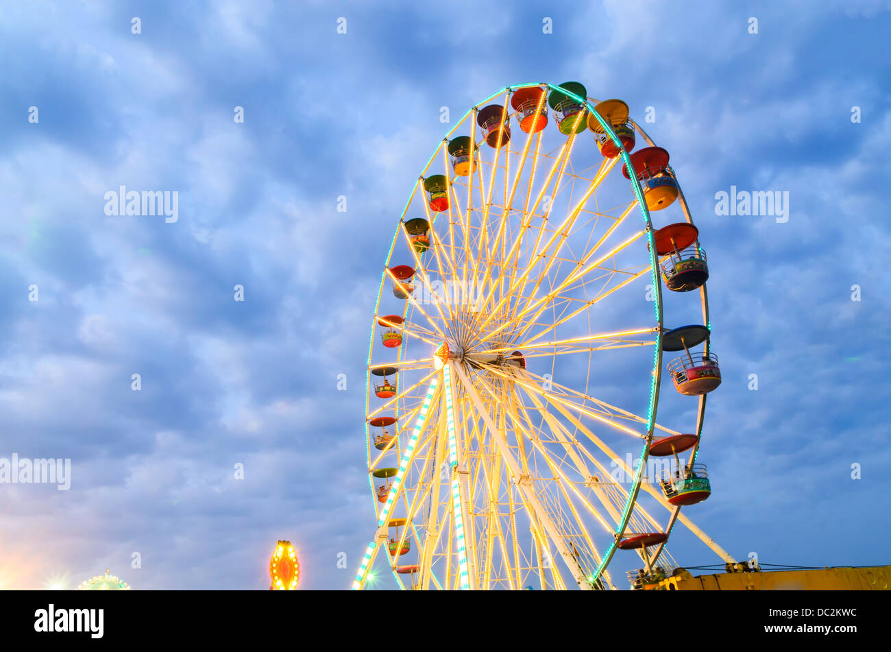 Parco dei divertimenti di corse con cielo blu sullo sfondo Foto Stock