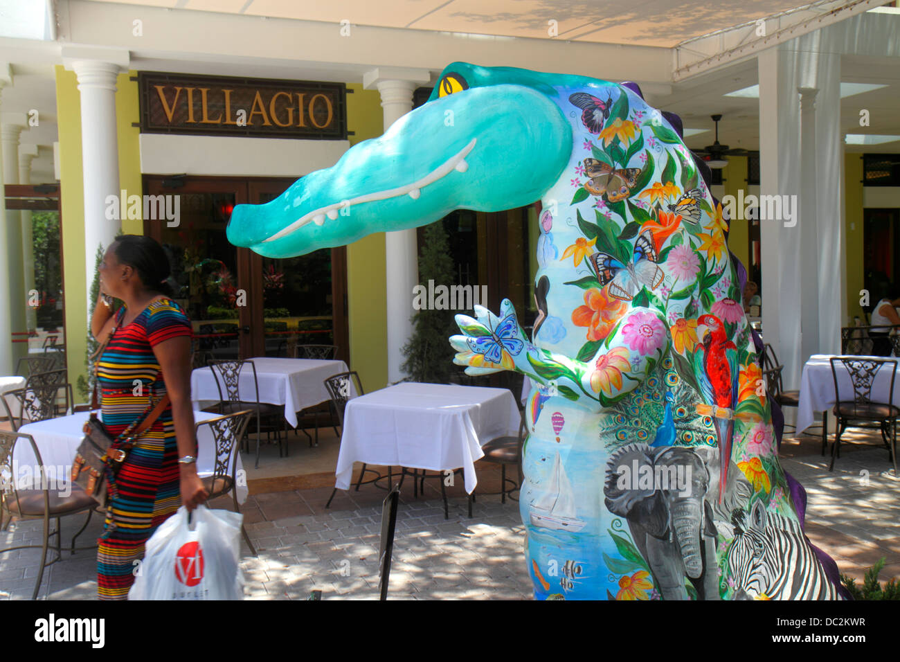 Florida Sunrise, Fort ft. Lauderdale, centro commerciale Sawgrass Mills, alligatore in ceramica, arte, Gator Glam, vetroresina, scultura, neri africani et Foto Stock