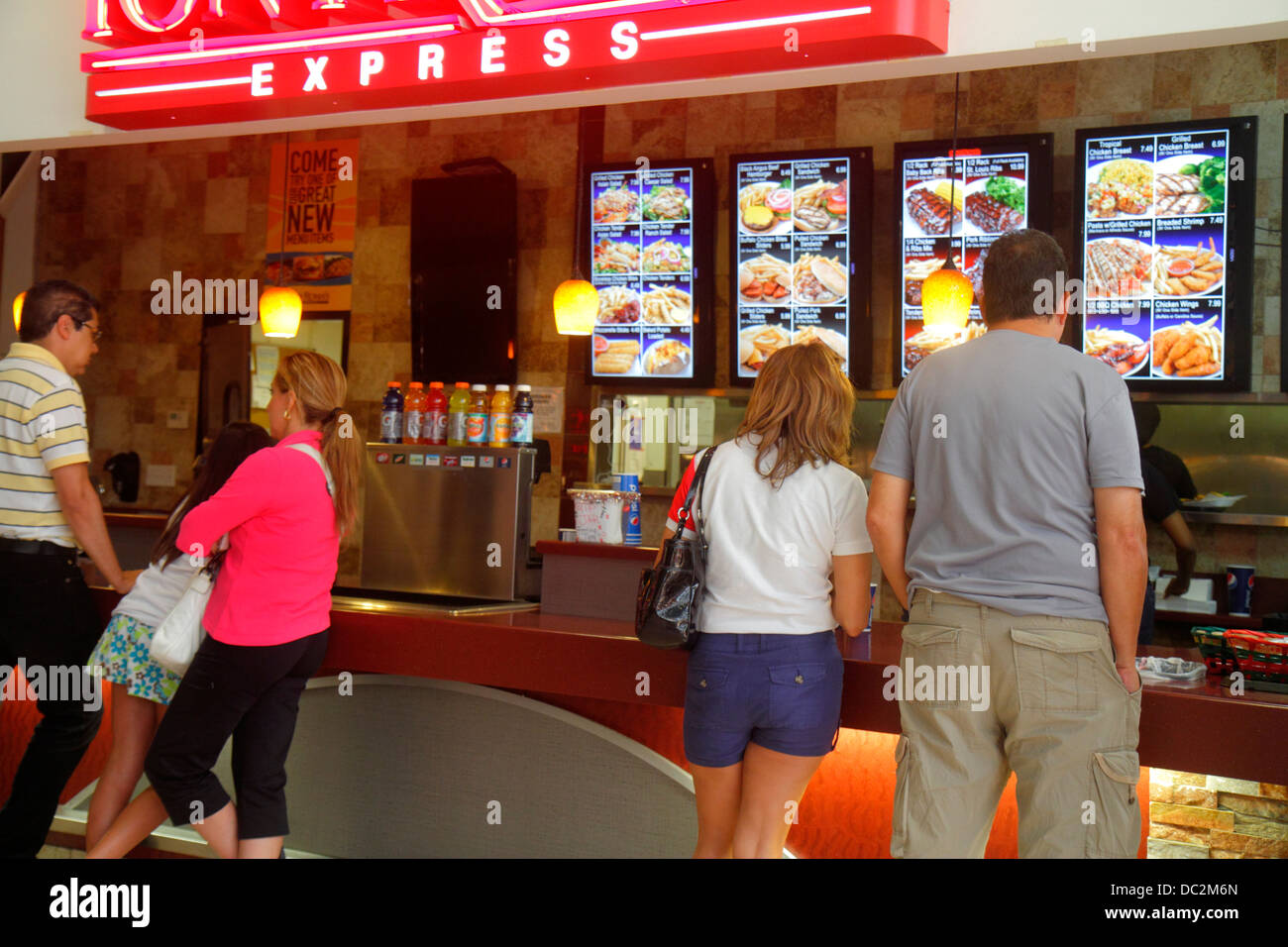 Florida Sunrise, Fort ft. Lauderdale, Sawgrass Mills Mall, food Court plaza Table Tables, ristorante, ristoranti, ristoranti, ristoranti, ristoranti, ristoranti, ristoranti, ristoranti, ristoranti, bar Foto Stock