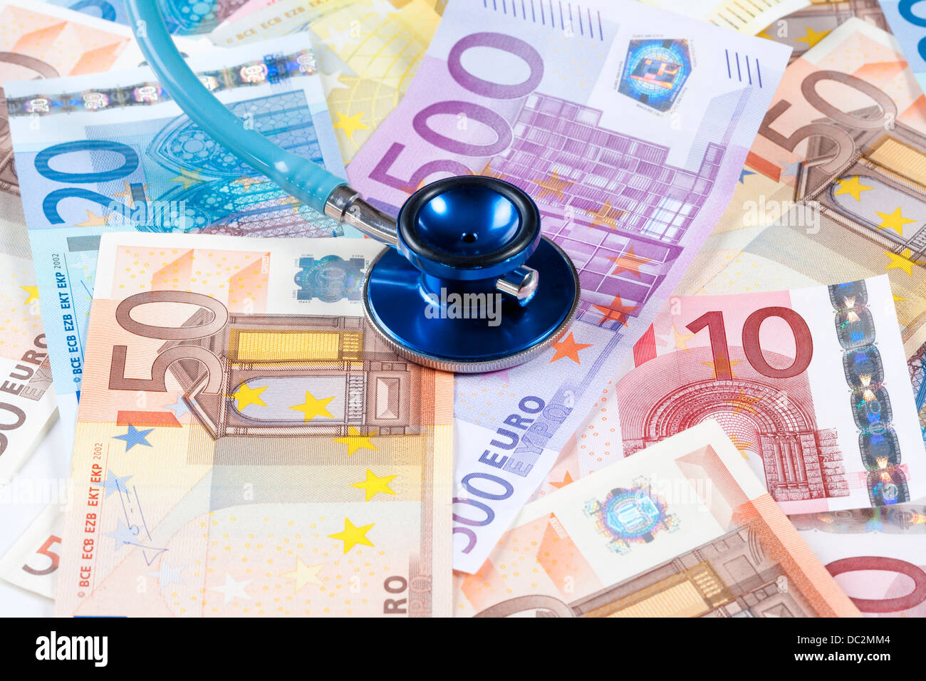 EURO - UNIONE EUROPEA banconote e uno stetoscopio Foto Stock