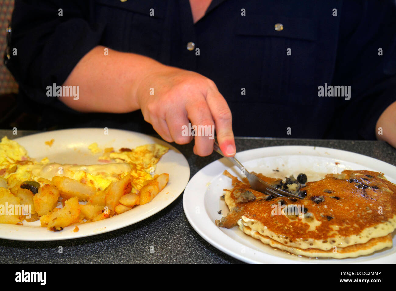 Florida Sunrise, Fort ft. Lauderdale,Lester's Diner,adulto,adulti,donna donne,mangiare,pancake al mirtillo,omelette,frittata,patate,colazione,lookin Foto Stock