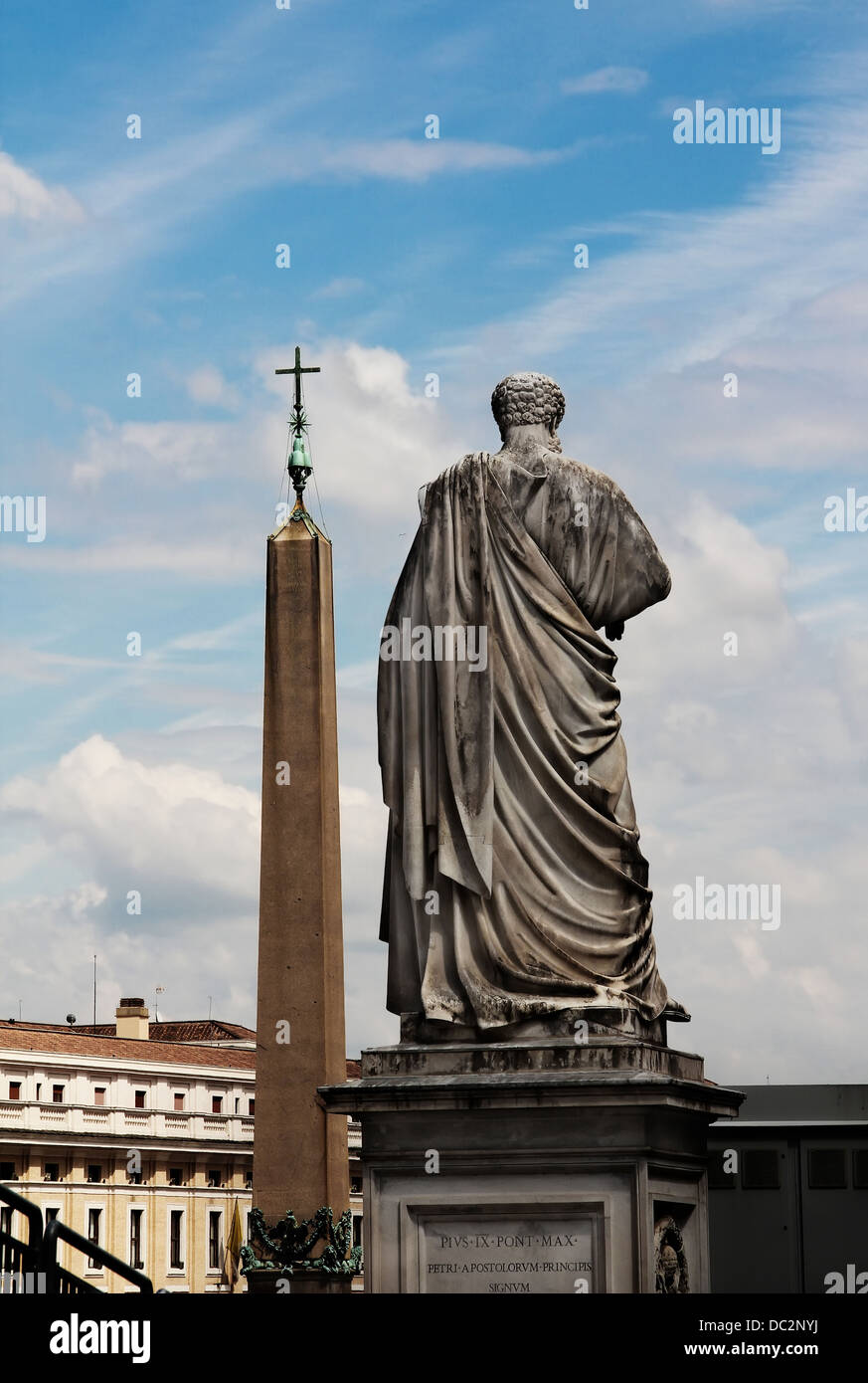 Statua di San Pietro e obelisco sulla piazza San Pietro, vista posteriore, nella Città del Vaticano, Italia Foto Stock