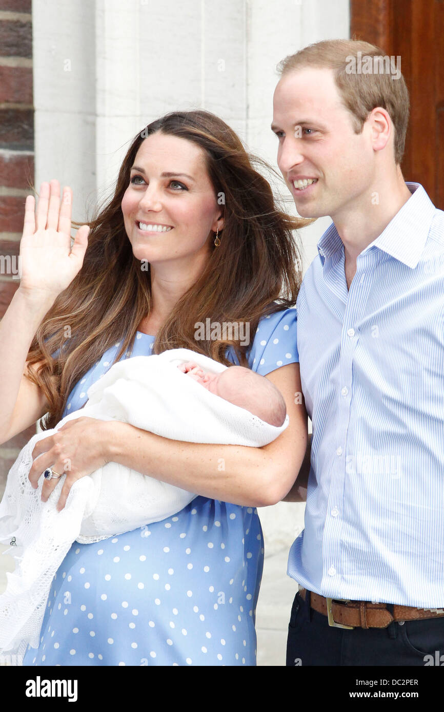 Caterina, duchessa di Cambridge con il principe William, duca di Cambridge e il loro neonato boy Prince George Foto Stock