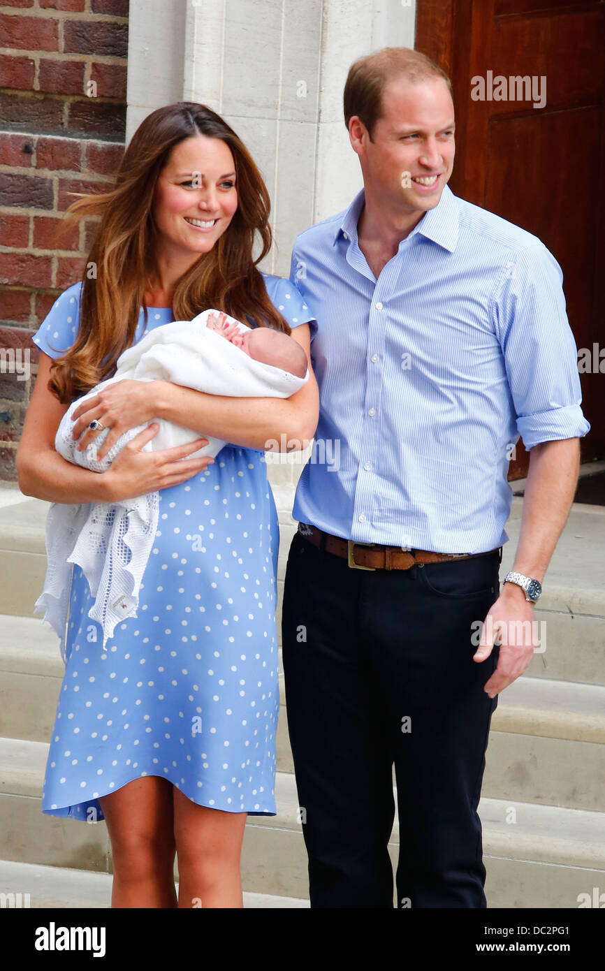 Caterina, duchessa di Cambridge con il principe William, duca di Cambridge e il loro neonato boy Prince George Foto Stock