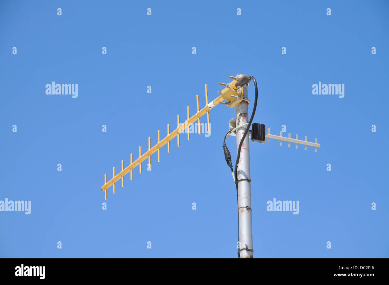 Ingresso antenna RF sul cielo blu sullo sfondo Foto Stock
