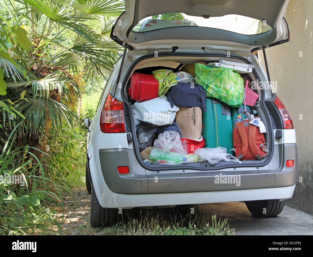 Auto molto pieno di valigie e borse prima di partire per le vacanze estive Foto Stock