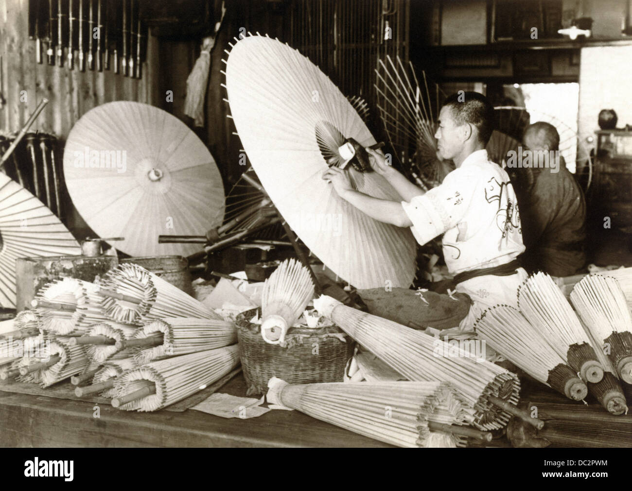 Ombrello di carta prodotta a casa. Nella foto nei primi 1920th. Foto Stock