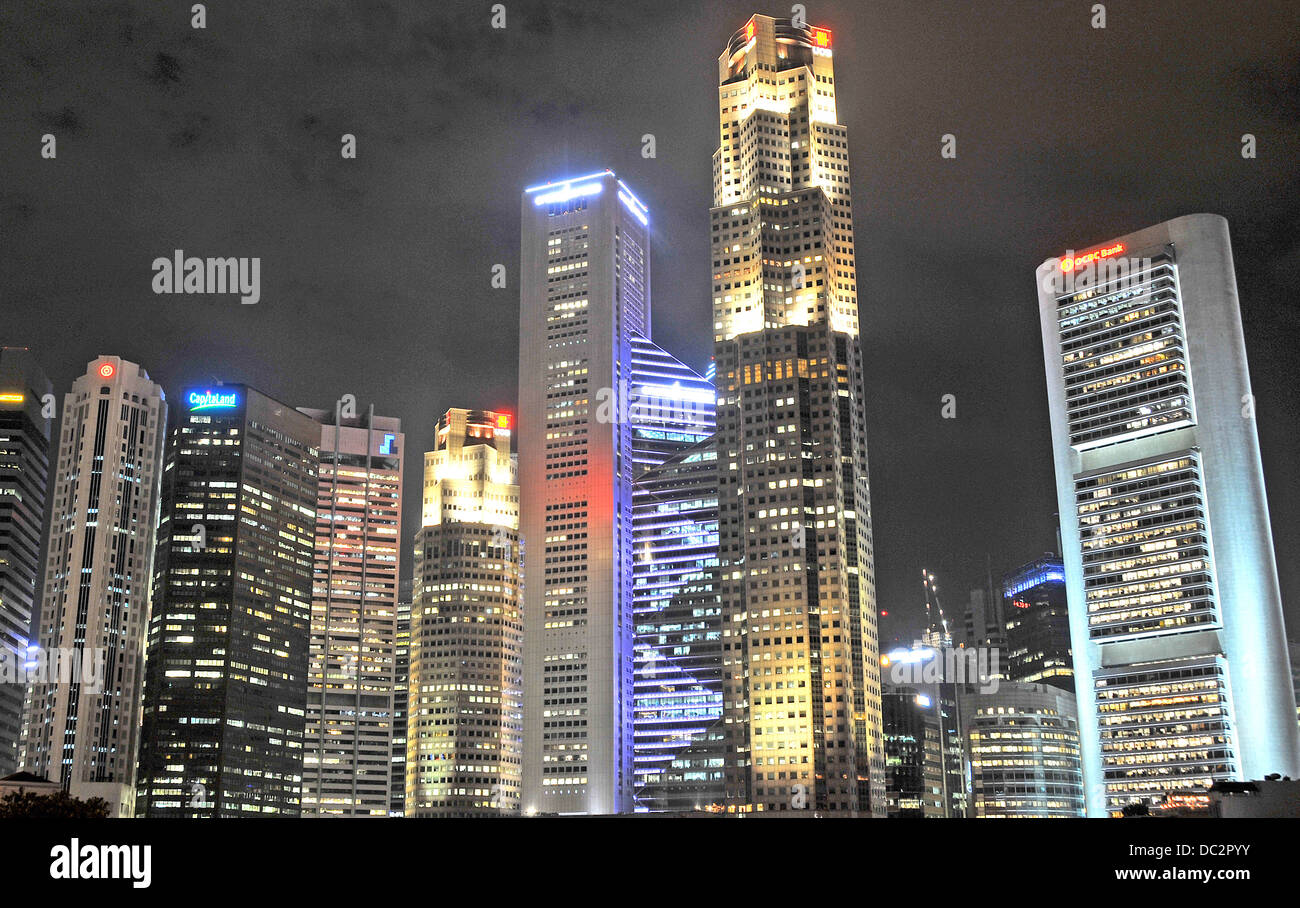 Quartiere degli affari in notturna a Singapore Foto Stock