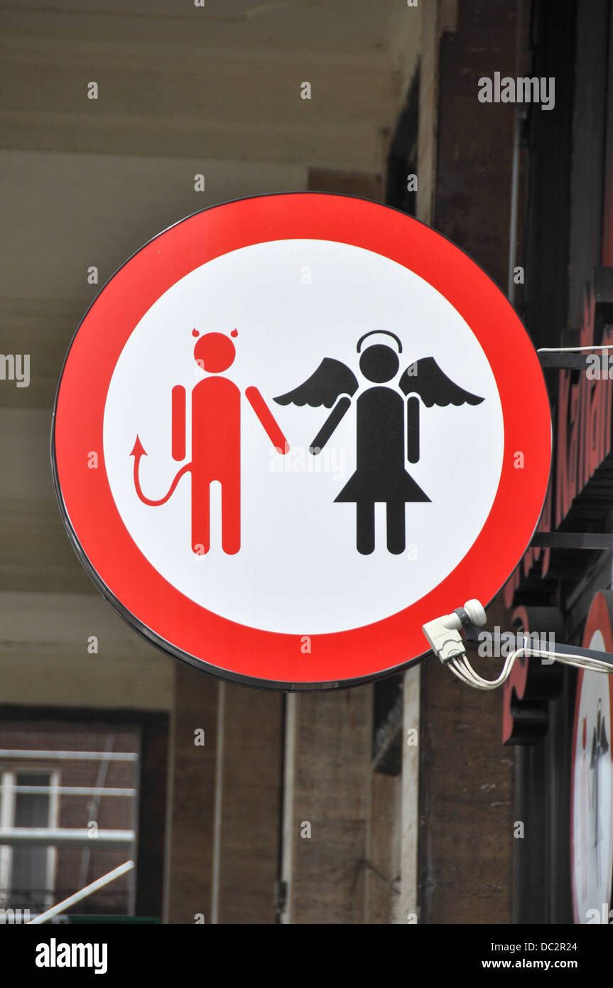 Devil e angel cartello stradale. Fotografato a Budapest, Ungheria Foto Stock