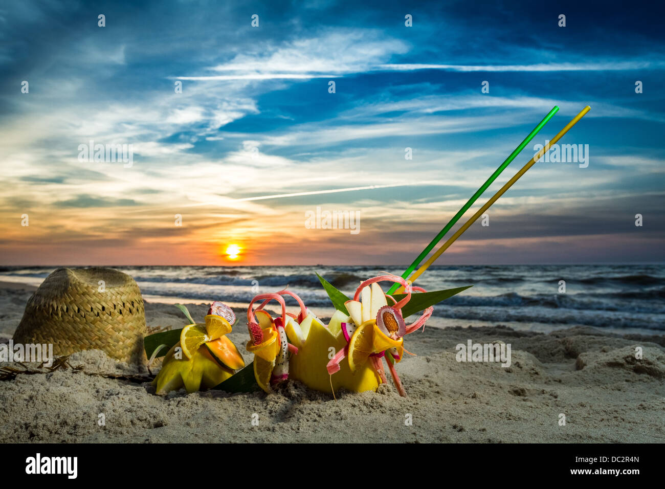 Cocktail di frutta sulla spiaggia al tramonto Foto Stock