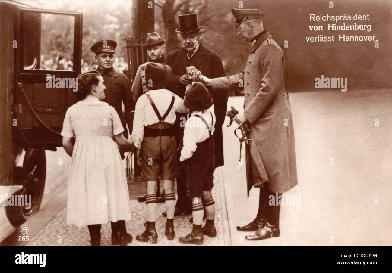 La cartolina storica mostra il presidente del Reich Paul von Hindenburg (eletto il 12 maggio 1925) dopo aver lasciato la sua residenza ad Hannover, in Germania, per recarsi nella capitale del Reich Berlino. Fotoarchiv für Zeitgeschichte Foto Stock