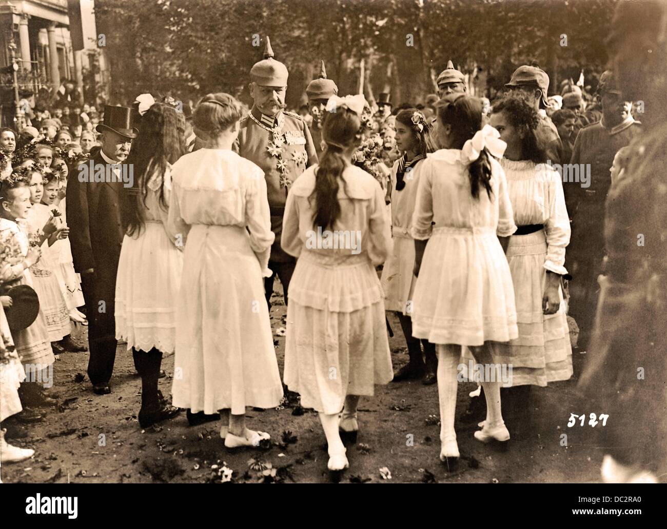 Le ragazze della scuola danno fiori al maresciallo Paul von Hindenburg in occasione di questo 70th° compleanno nel quartier generale del Großes Hauptquartier (comando supremo dell'esercito) il 2 ottobre 1917. Fotoarchiv für Zeitgeschichte Foto Stock