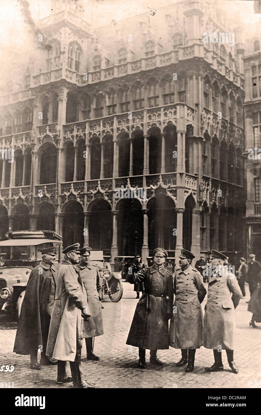 Il maresciallo Paul von Hindenburg (2-l) e il generale Erich Ludendorff (l) sono raffigurati di fronte al Broodhuis a Bruxelles, in Belgio. Data sconosciuta. Fotoarchiv für Zeitgeschichte Foto Stock