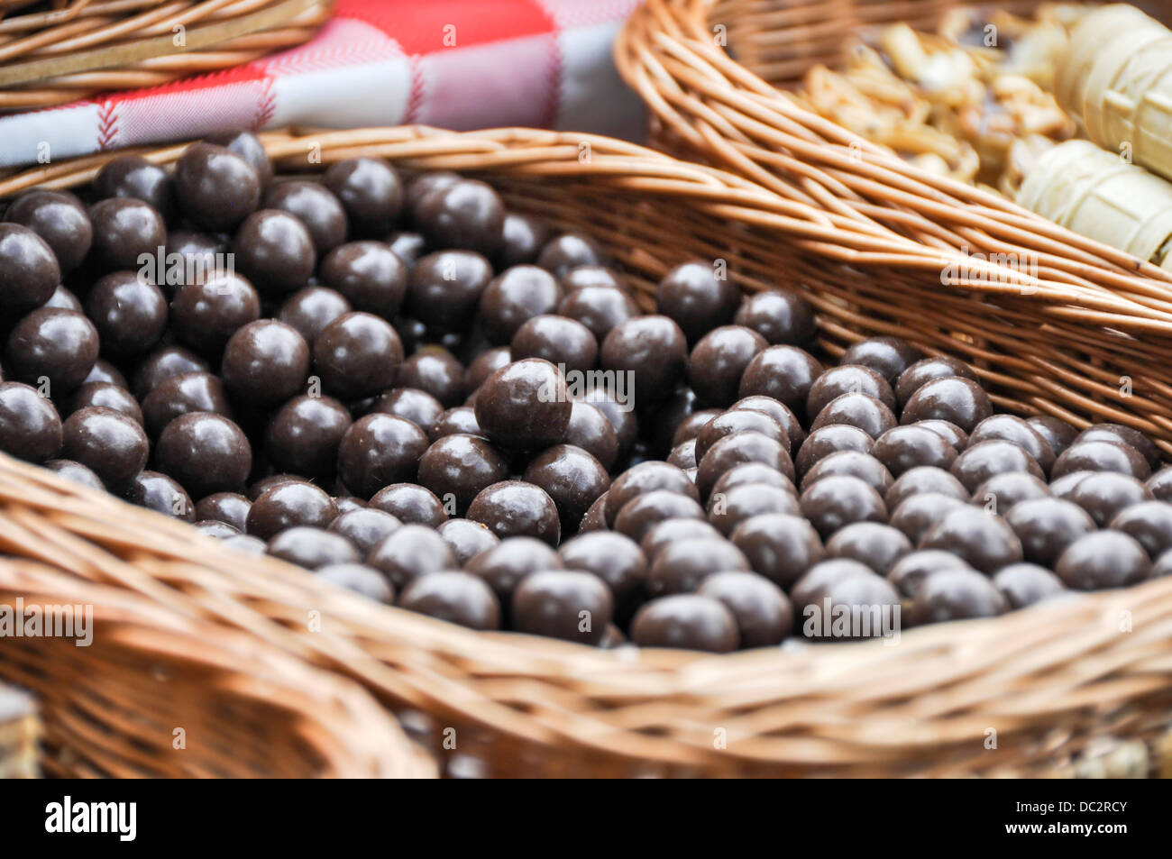 Caramelle e cioccolatini in un mercato in stallo Foto Stock