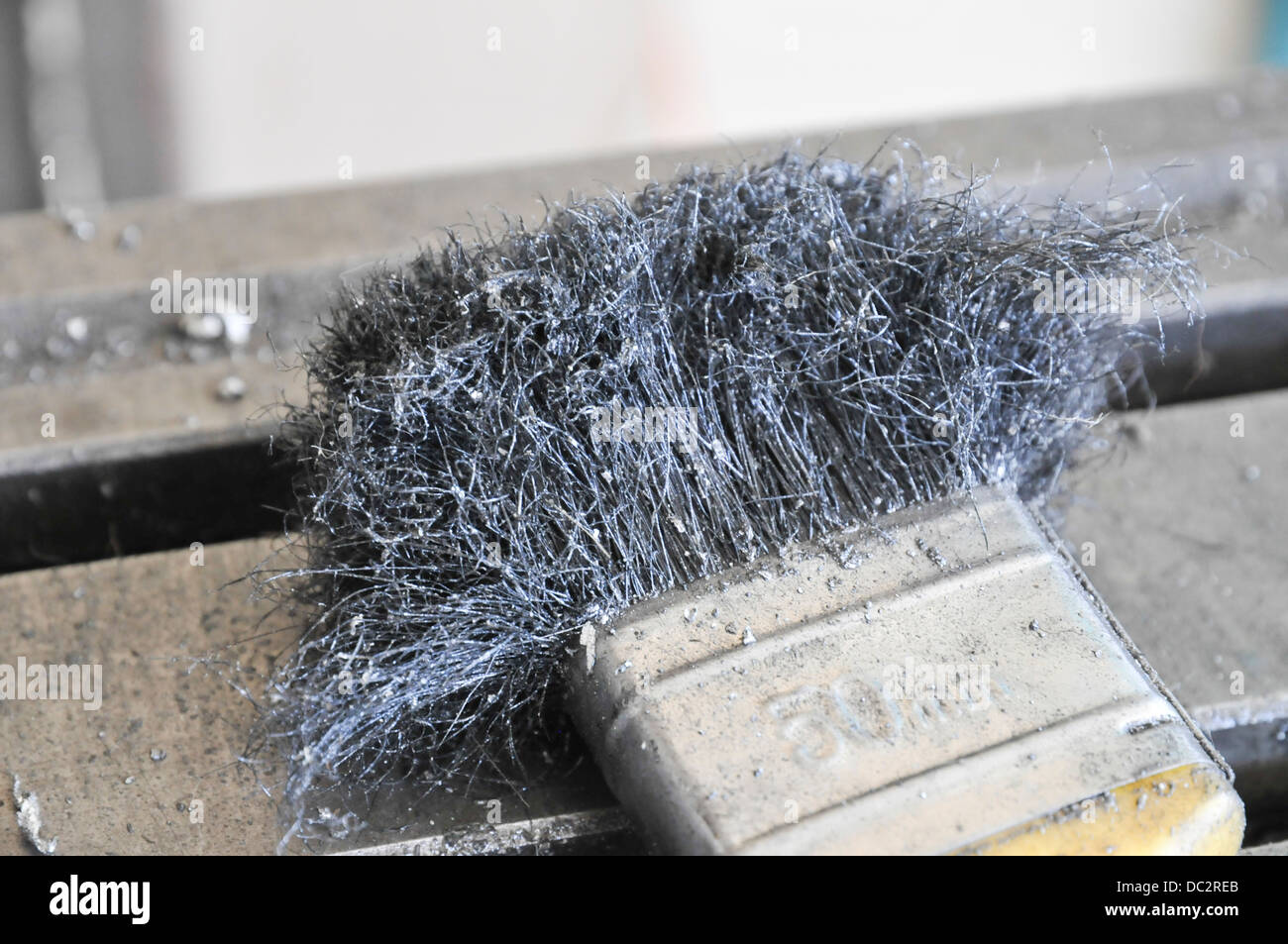 Spazzola di filo metallico utilizzato per rimuovere i trucioli dal  cesellata parti in un workshop di metallo Foto stock - Alamy