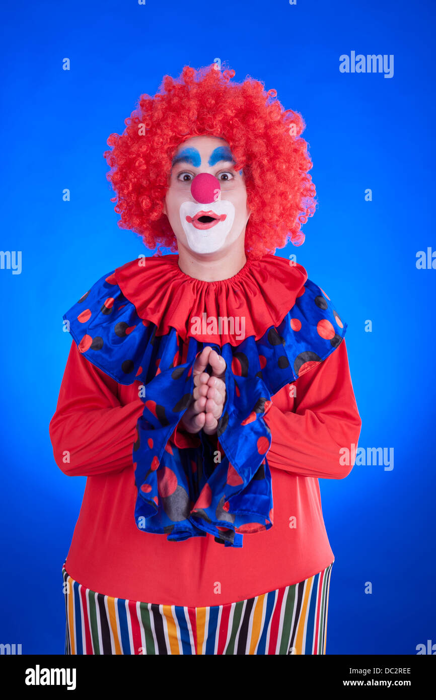 Clown su sfondo blu all'interno di studio shot Foto Stock