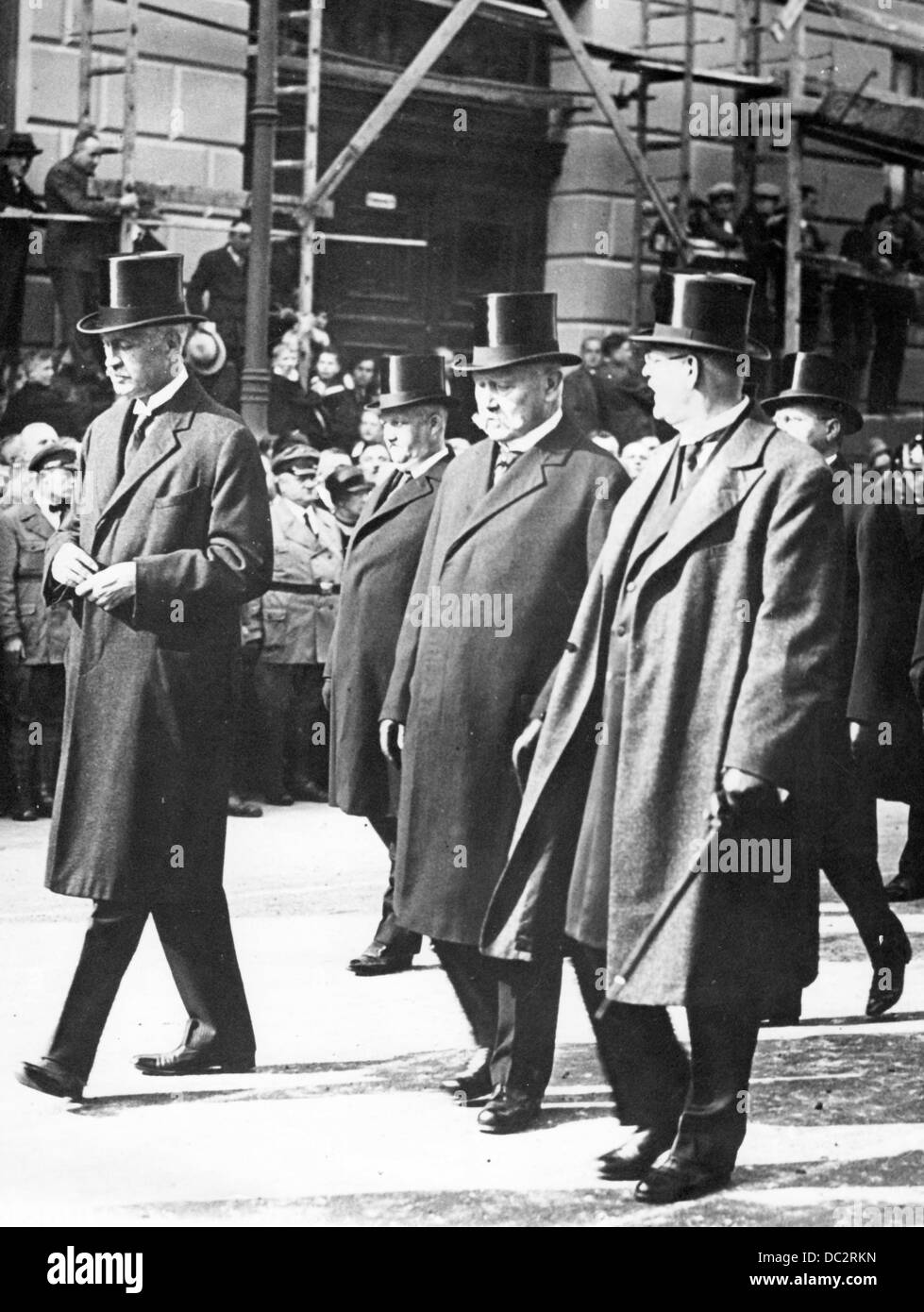 Il presidente del Reich Paul von Hindenburg (m), Siegfried von Kardorff (l, politico DNVP, DVP) e il cancelliere del Reich Hermann Müller (r) durante la processione funeraria per l'ex ministro degli Esteri Gustav Stresemann (morto il 3 ottobre 1929) a Berlino (Germania), il 6 ottobre 1929. Fotoarchiv für Zeitgeschichte Foto Stock