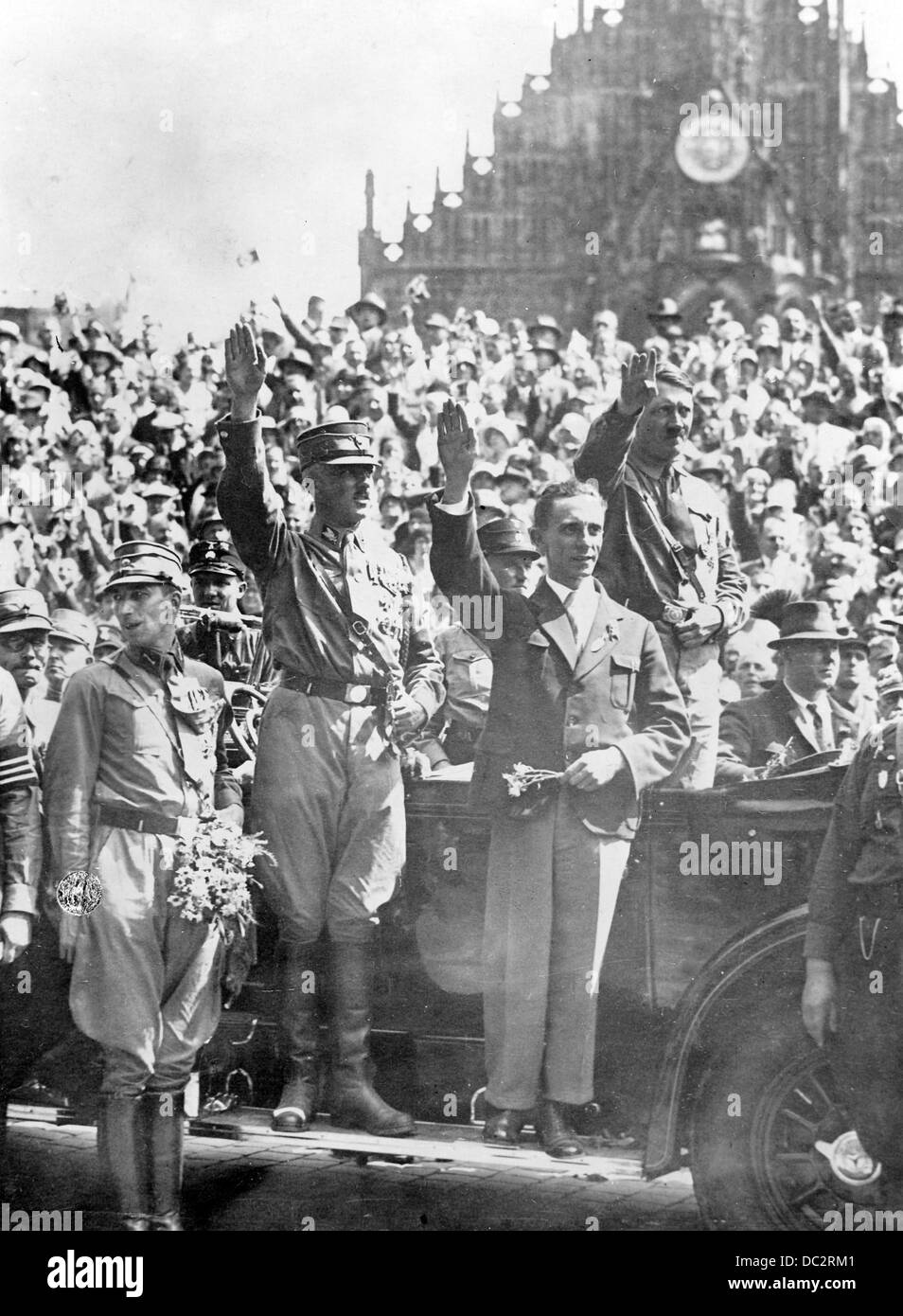 Il leader della SA Franz Pfeffer von Salomon (2-l), il leader della propaganda del Reich Joseph Goebbels (3-l) e il capo della NSDAP Adolf Hitler (r) durante la convenzione del Reich della NSDAP a Norimberga (Germania), dal 1 al 4 agosto 1929. Fotoarchiv für Zeitgeschichte Foto Stock